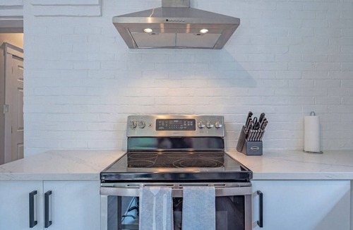 Peterborough House | Renovated, near DT, FAST Wi-Fi, free parking | TS