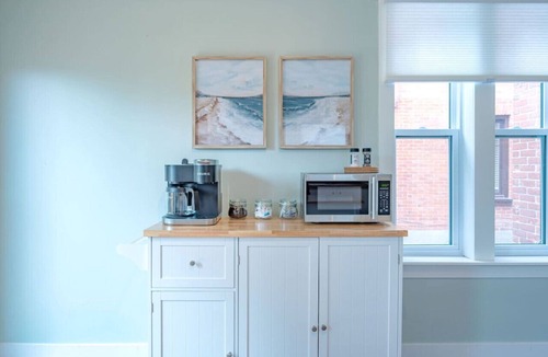 Peterborough House | Renovated, near DT, FAST Wi-Fi, free parking | TS