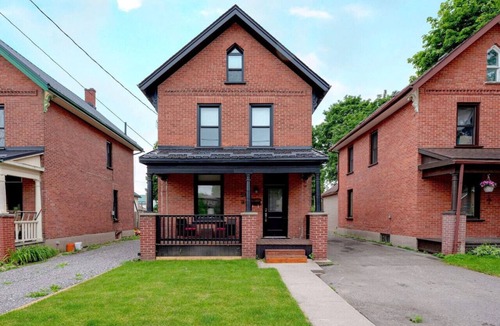 Peterborough House | Renovated, near DT, FAST Wi-Fi, free parking | TS