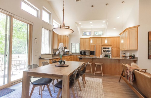 Homewood House | Renovated, next to ski resort, access private beach 3min away