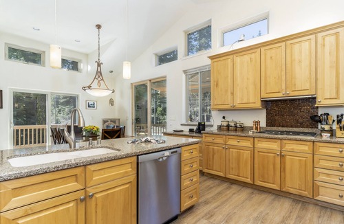 Homewood House | Renovated, next to ski resort, access private beach 3min away