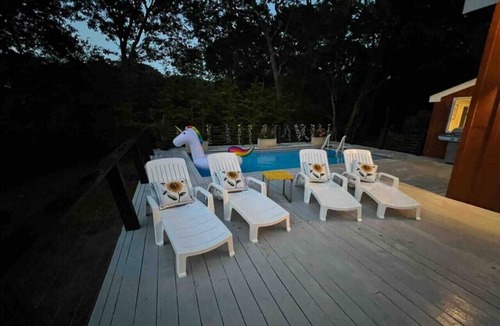 Mattituck House | Renovated North Fork Waterfront Home with Pool