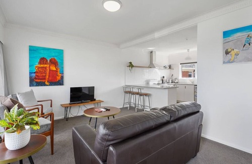 Takapuna Apartment | Renovated Takapuna 2BR Apt | Parking & Skytower