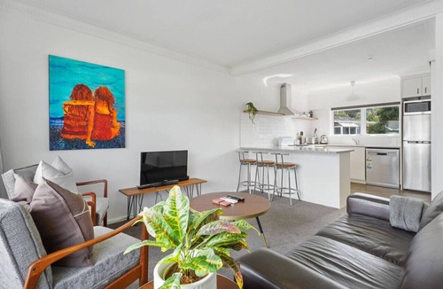 Takapuna Apartment | Renovated Takapuna 2BR Apt | Parking & Skytower