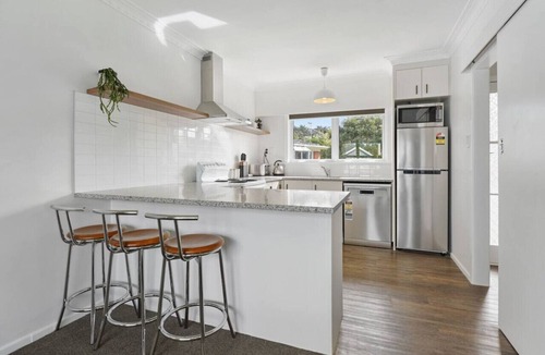 Takapuna Apartment | Renovated Takapuna 2BR Apt | Parking & Skytower