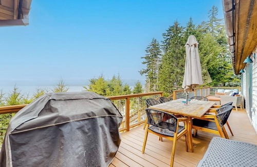 Saint George House | Renovated oceanfront home with stunning view & pebbly beach - snowbird-friendly