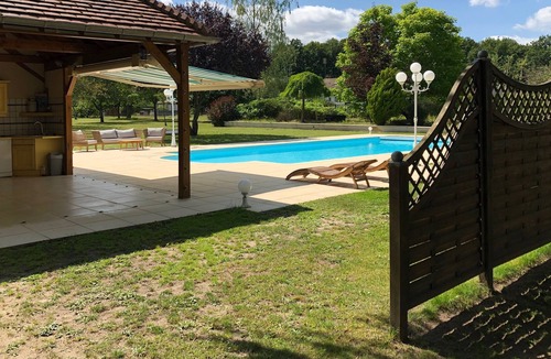 Chilleurs-aux-Bois Bed & Breakfast | Renovated old school