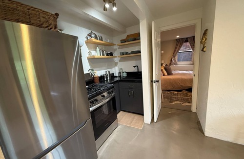 Hollywood Hills House | RENOVATED private, quiet one-bed in the Hollywood Hills - views and parking!