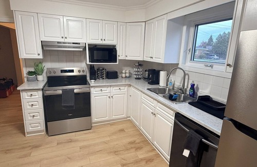 Sudbury House | Renovated Retreat w/Pool (summer) & 4 Queen Beds + Double!