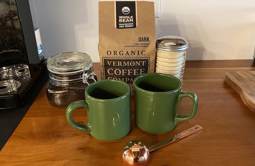 West Hartford House | Renovated Retreat Fireplace Coffee Bar Minutes to Skiing & Woodstock