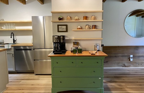 West Hartford House | Renovated Retreat Fireplace Coffee Bar Minutes to Skiing & Woodstock