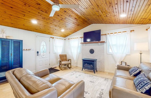 Earlville House | Renovated Retreat with Firepit and Dock Access