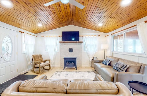 Earlville House | Renovated Retreat with Firepit and Dock Access