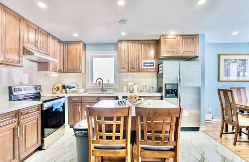 Newtonbrook House | Renovated Rooms 10-min to Finch Subway Near Yonge St