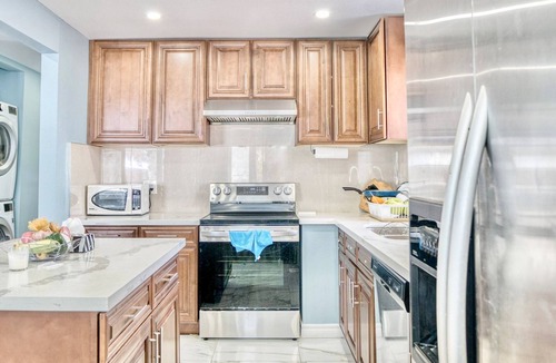 Newtonbrook House | Renovated Rooms 10-min to Finch Subway Near Yonge St