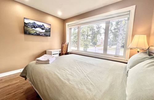 Newtonbrook House | Renovated Rooms 10-min to Finch Subway Near Yonge St