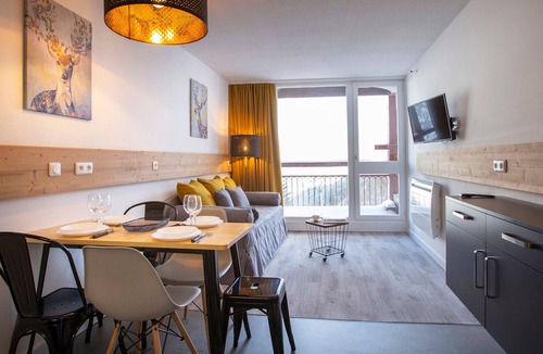 Arc-2000 Apartment | Renovated studio near center with balcony, ideal for 5, WIFI included