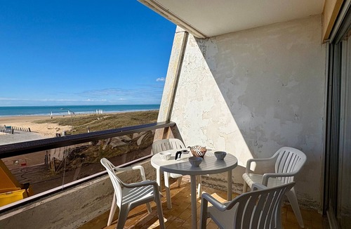 Saint-Jean-de-Monts Apartment | Renovated studio with sea view, beach access, and private parking