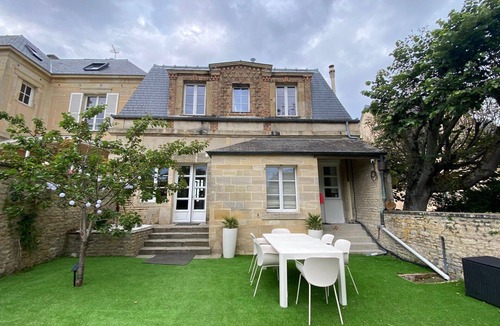 Lion-sur-Mer House | Renovated seafront villa 2025 - direct beach access & shops 5 min walk away