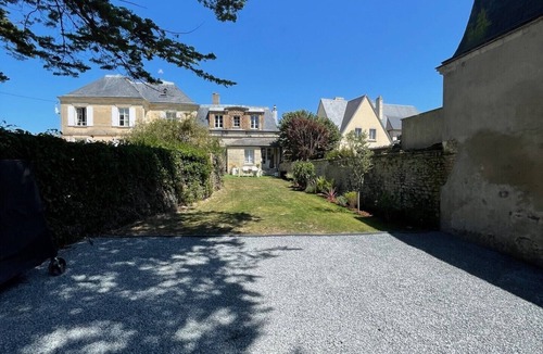 Lion-sur-Mer House | Renovated seafront villa 2025 - direct beach access & shops 5 min walk away