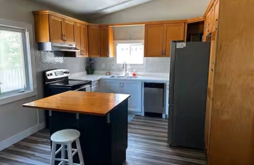 Gibson House | Renovated Spacious 2 Bedroom Apartment Central Hamilton
