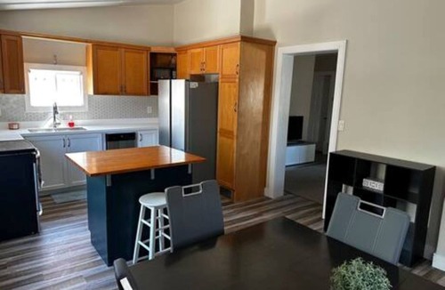 Gibson House | Renovated Spacious 2 Bedroom Apartment Central Hamilton