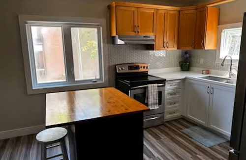 Gibson House | Renovated Spacious 2 Bedroom Apartment Central Hamilton