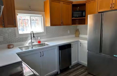 Gibson House | Renovated Spacious 2 Bedroom Apartment Central Hamilton