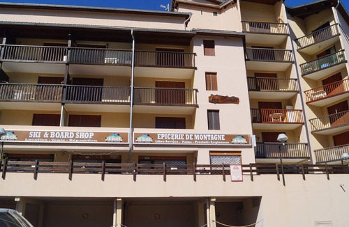 Le Super-Sauze Apartment | Renovated studio at the slopes with terrace