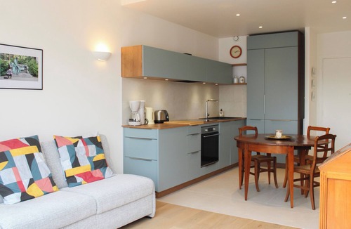 Bois-Colombes Apartment | Renovated studio with quiet balcony