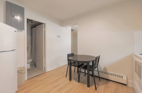 Longueuil Apartment | Renovated studio + parking | Longueuil