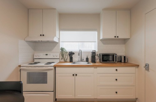 Longueuil Apartment | Renovated studio + parking | Longueuil