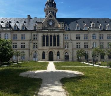 Le Bon Sauveur Apartment | Renovated studio with 50 m2 terrace