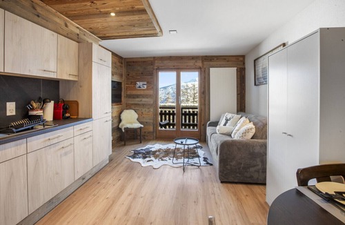 Vex Apartment | Renovated studio with mountain views