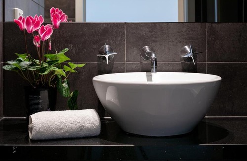 Collingwood Villa | Renovated - super spacious - walk to CBD