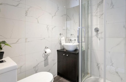 Collingwood Villa | Renovated - super spacious - walk to CBD