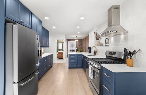 The Village House | Renovated townhome in Downtown Jersey City w Backyard patio