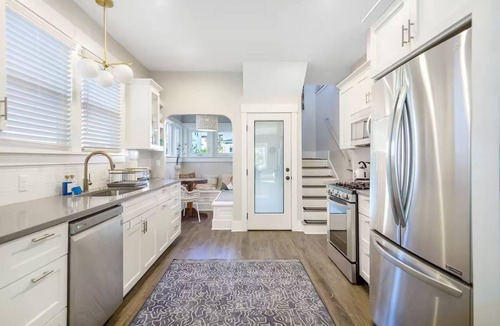 Boise House | Renovated Victorian : King Beds, AC, 95 Walk Score in Best Area.