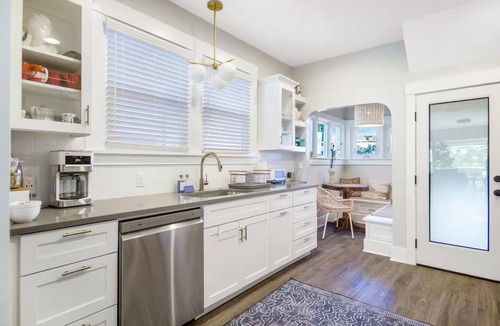 Boise House | Renovated Victorian : King Beds, AC, 95 Walk Score in Best Area.