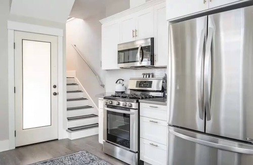 Boise House | Renovated Victorian : King Beds, AC, 95 Walk Score in Best Area.