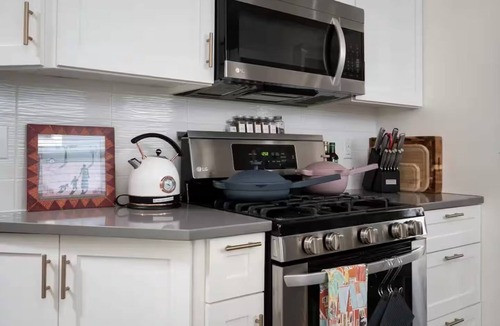 Boise House | Renovated Victorian : King Beds, AC, 95 Walk Score in Best Area.