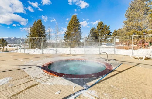 Fraser Condo | Renovated yet cozy, 2-bed/2-bath condo, with Winter Park mountain views