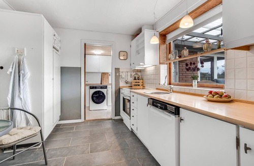 Lemvig House | Renoveret Byhus tæt på Vesterhavet, med Udestue, Terrasse og Have ud til Marken