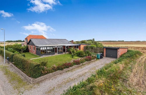 Lemvig House | Renoveret Byhus tæt på Vesterhavet, med Udestue, Terrasse og Have ud til Marken