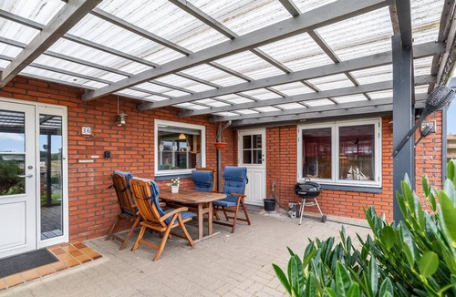 Lemvig House | Renoveret Byhus tæt på Vesterhavet, med Udestue, Terrasse og Have ud til Marken