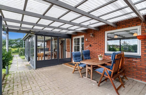 Lemvig House | Renoveret Byhus tæt på Vesterhavet, med Udestue, Terrasse og Have ud til Marken