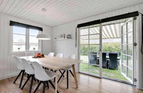 Kirke Hyllinge House | Renoveret sommerhus nær fjord - Stor terrasse, have & plads til 7 gæster