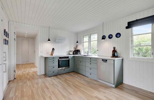 Kirke Hyllinge House | Renoveret sommerhus nær fjord - Stor terrasse, have & plads til 7 gæster