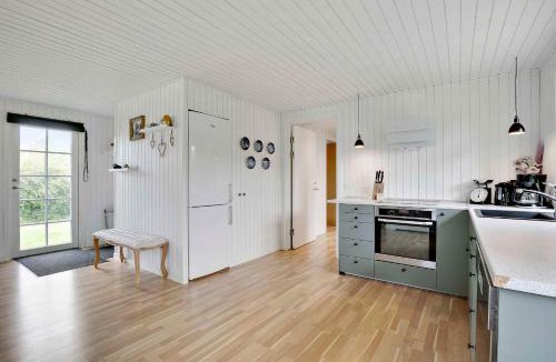 Kirke Hyllinge House | Renoveret sommerhus nær fjord - Stor terrasse, have & plads til 7 gæster