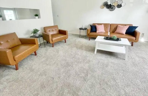 Acton House | *RENT 2 HOMES* 6 Bedrooms, 3.5ba, Sleeps 18!